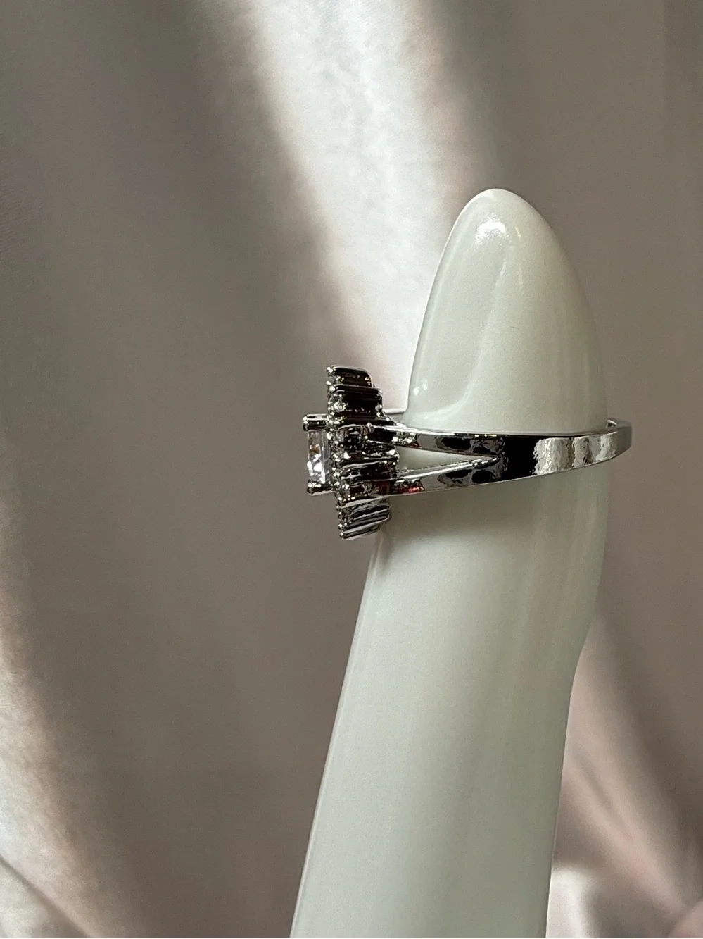 Classic Size 6 Synthetic CZ Halo Ring Elegant Chic Sparkling